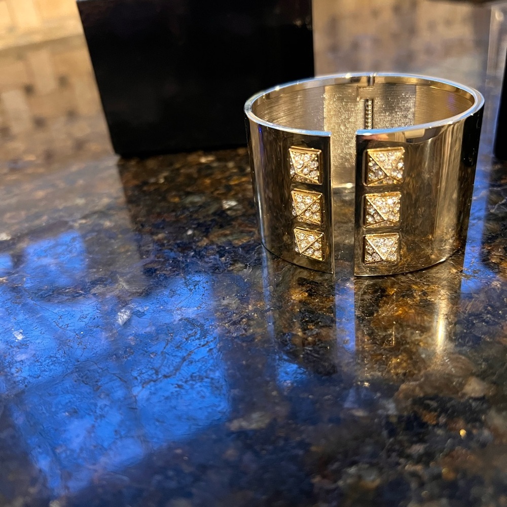 Victoria’s Secret Gold Crystal Studded Cuff NIB Gift Box Statement Bracelet​ - Picture 13 of 14